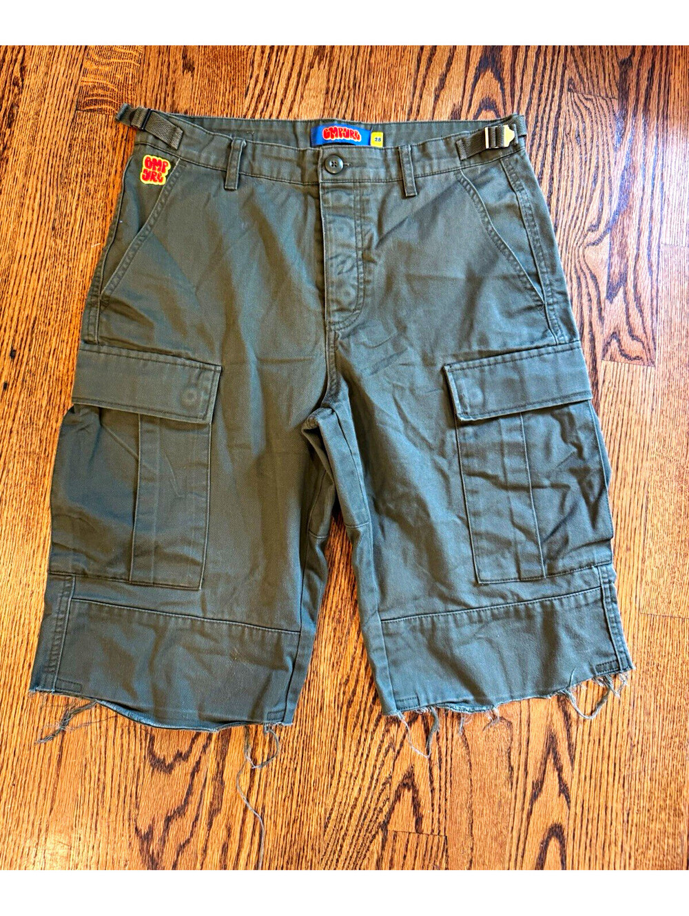 Empyre Men's Green Solid Cargo Shorts Flat Front Button Pockets Logo
